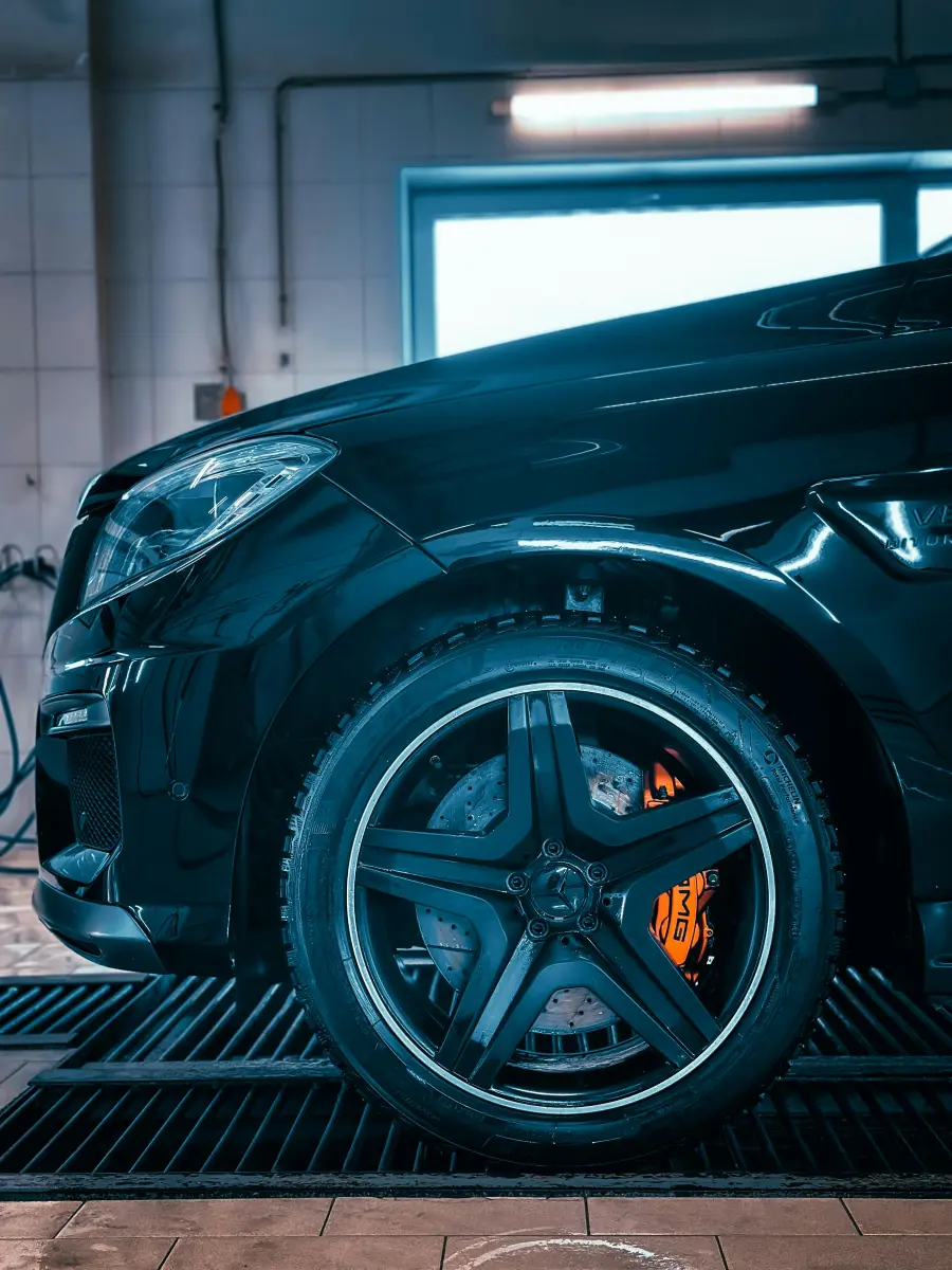 Mechaniker bei der Arbeit am Motor