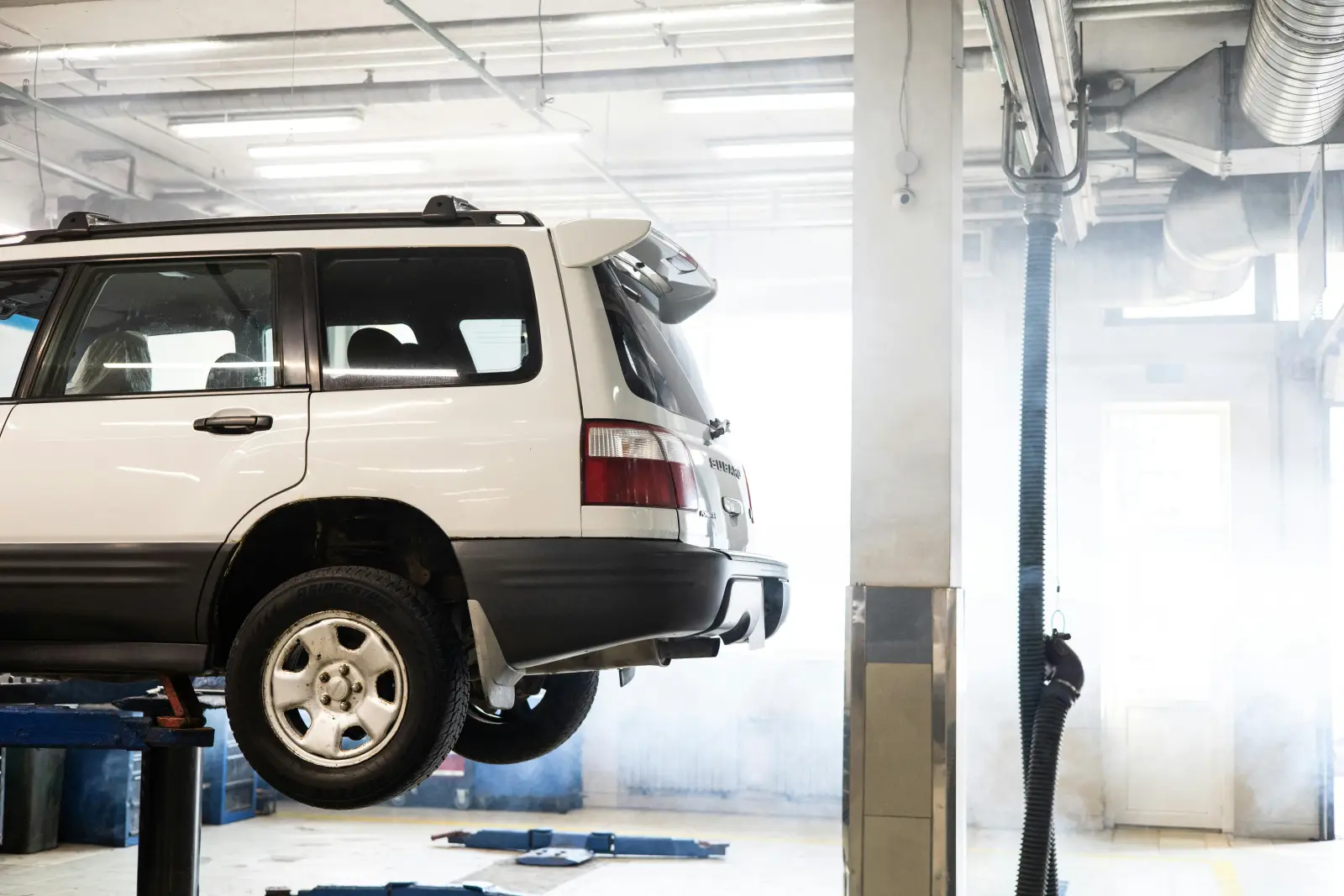 Detailarbeit am Motorraum eines Fahrzeugs